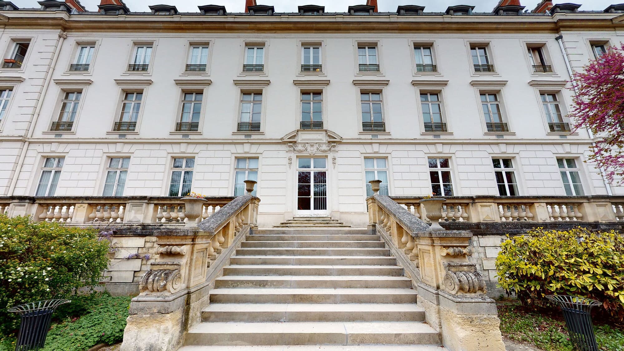 La façade et l'escalier d'honneur du lycée Victor-Duruy, vus du parc
